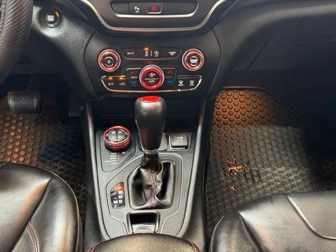 Used 2020 Jeep Cherokee Trailhawk AWD/4WD image 16