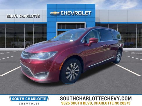 Used 2017 Chrysler Pacifica Touring-L w/ 13 Speaker Alpine Sound Group FWD image 1