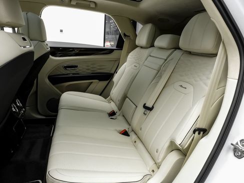 Used 2024 Bentley Bentayga AWD/4WD image 49