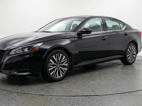 Used 2025 Nissan Altima 2.5 SV image 3