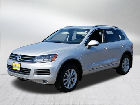 Used 2014 Volkswagen Touareg Sport image 3