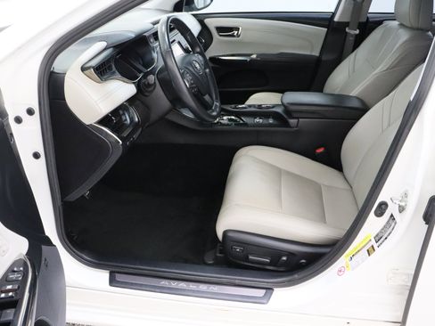 Used 2018 Toyota Avalon Limited FWD image 15