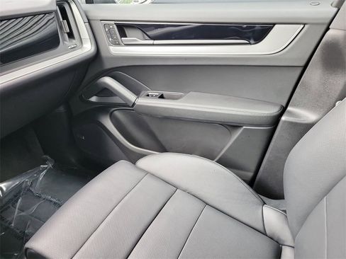 Used 2025 Porsche Cayenne image 23