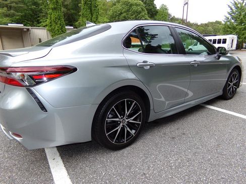 Used 2022 Toyota Camry SE FWD image 6