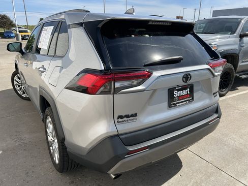 Used 2019 Toyota RAV4 Limited AWD/4WD image 4
