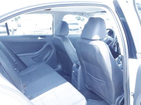 Used 2012 Volkswagen Jetta SE FWD image 12