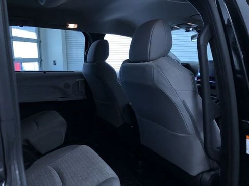 Certified 2025 Toyota Sienna LE image 21