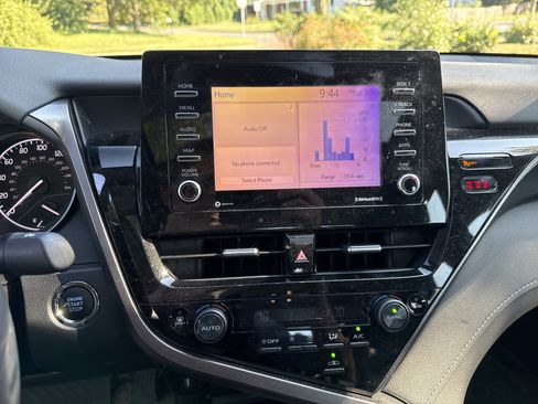 Used 2022 Toyota Camry SE w/ Cold Weather Package image 18