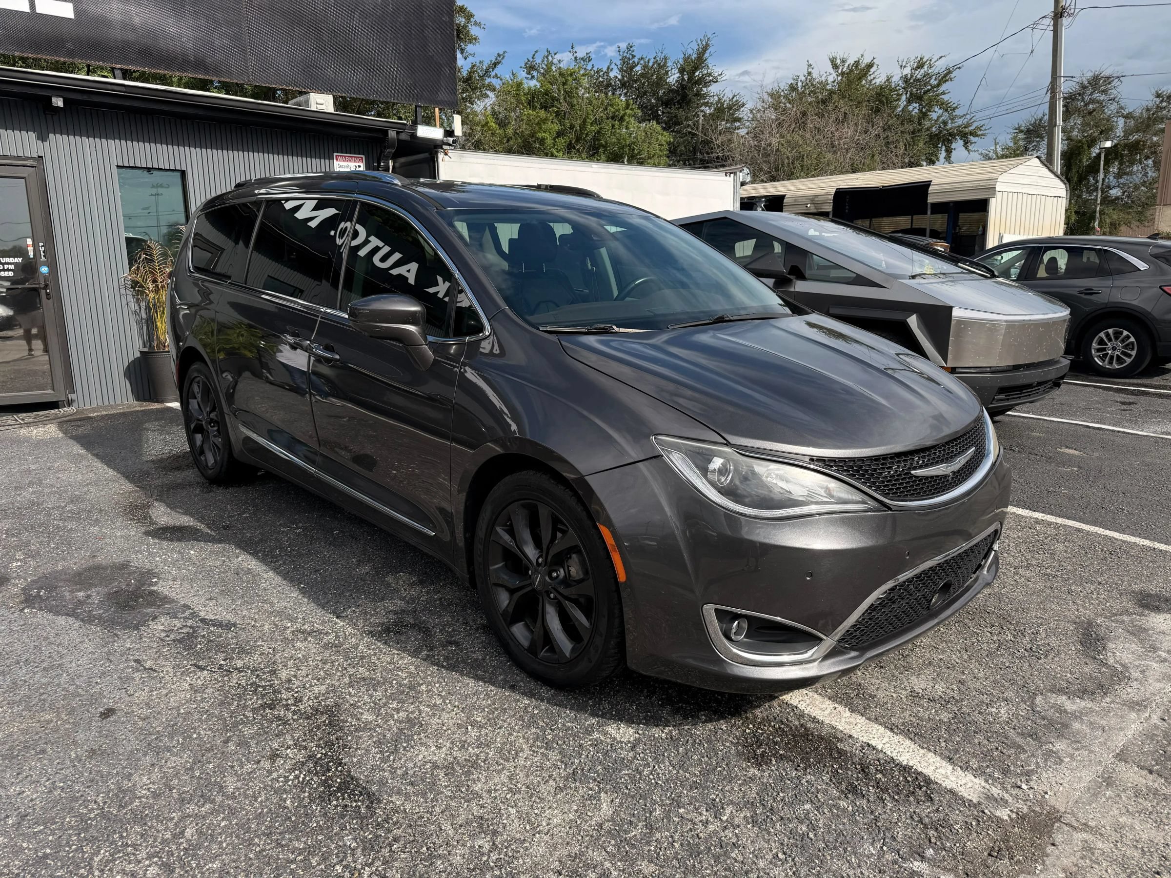 Used 2017 Chrysler Pacifica Touring-L Plus w/ Advanced Safetytec Group FWD image 3