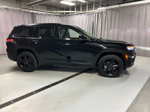 Used 2023 Jeep Grand Cherokee Limited w/ Luxury Tech Group II image 8