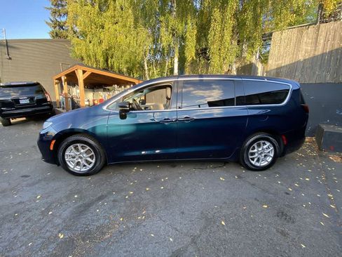 Used 2024 Chrysler Pacifica Touring-L FWD image 3