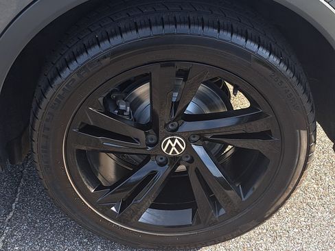 Used 2023 Volkswagen Tiguan SE R-Line FWD image 34