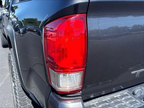 Used 2020 Toyota Tacoma TRD Off-Road w/ TRD Premium Off Road Package AWD/4WD image 24