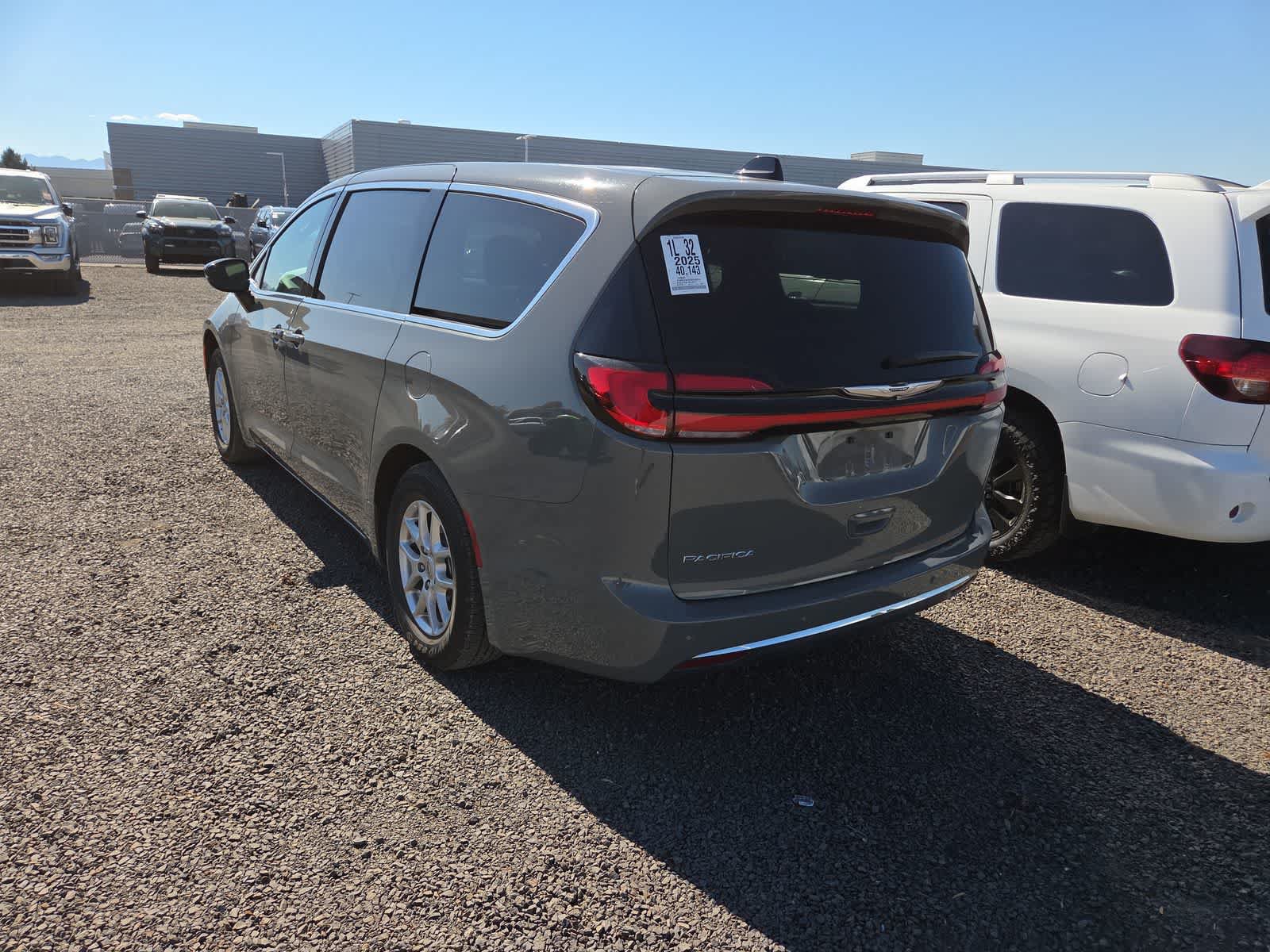 Used 2025 Chrysler Pacifica Select FWD image 3