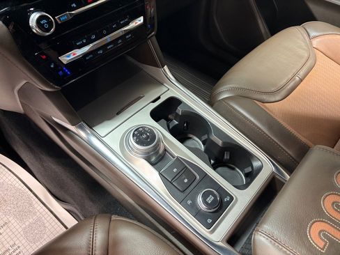 Used 2021 Ford Explorer King Ranch w/ Premium Technology Package image 14