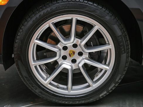 Certified 2017 Porsche Macan AWD/4WD image 12