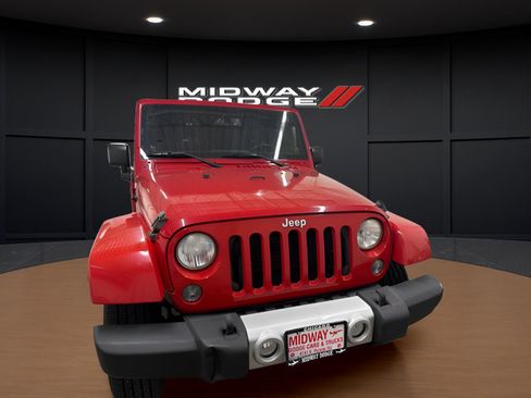 Used 2014 Jeep Wrangler Unlimited Sahara w/ Connectivity Group AWD/4WD image 5