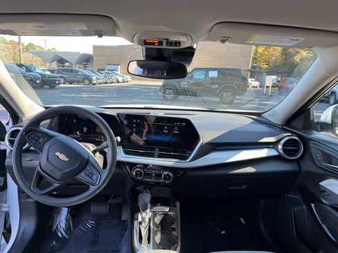 Used 2025 Chevrolet Trax LT image 29