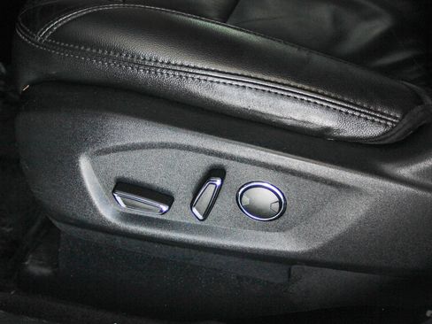 Used 2016 Ford Explorer XLT image 22