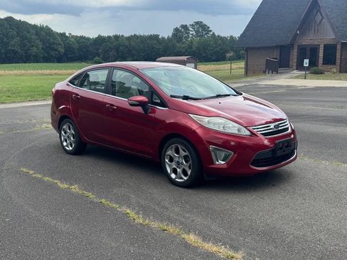 Used 2013 Ford Fiesta Titanium FWD image 2