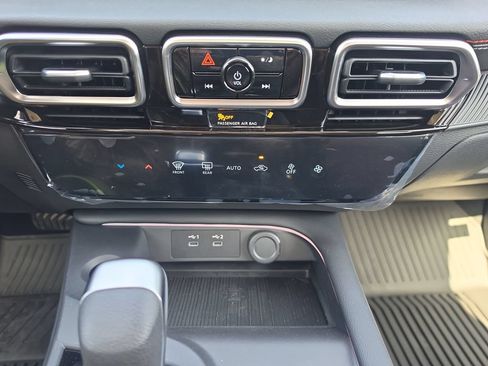 New 2026 Nissan Sentra SR w/ Floor Mat Package FWD image 17