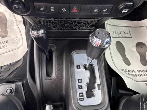 Used 2015 Jeep Wrangler Unlimited Rubicon AWD/4WD image 23