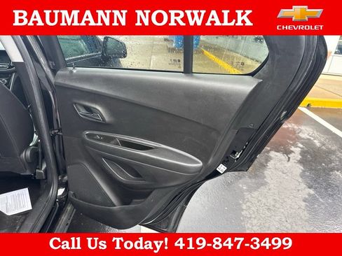Used 2022 Chevrolet Trax LT w/ LT Convenience Package FWD image 16
