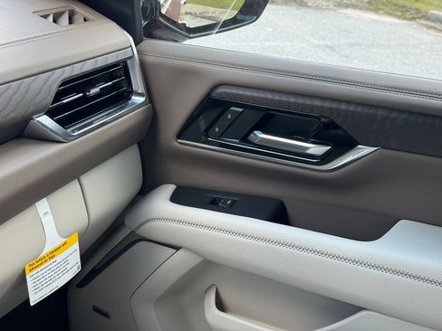 New 2025 GMC Yukon XL Denali w/ Denali Reserve Package image 36