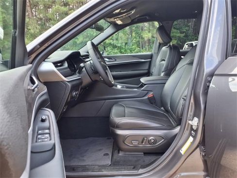 New 2025 Jeep Grand Cherokee L Limited w/ Black Appearance Package image 15