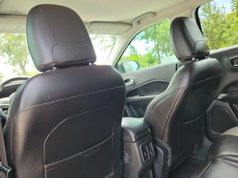Used 2018 Jeep Compass Latitude FWD image 18