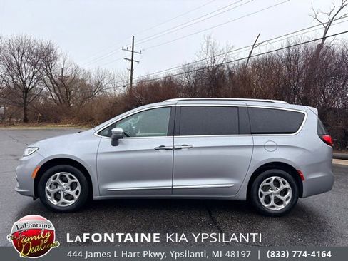 Used 2021 Chrysler Pacifica Limited image 2
