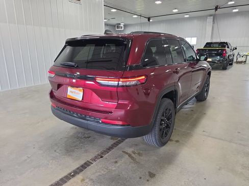 Used 2025 Jeep Grand Cherokee Altitude AWD/4WD image 8