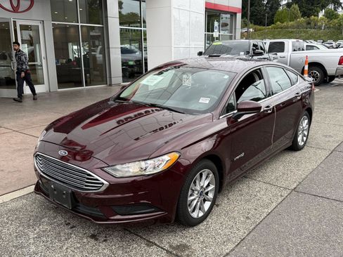 Used 2017 Ford Fusion SE FWD image 2