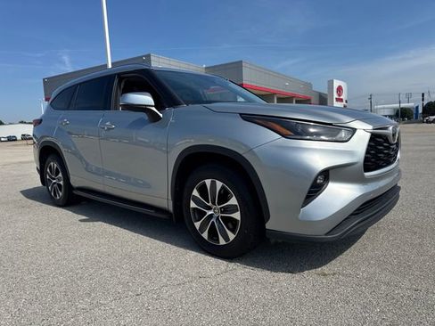 Used 2021 Toyota Highlander XLE AWD/4WD image 9