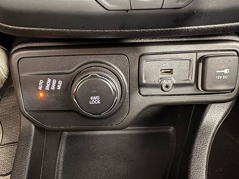 Used 2018 Jeep Renegade Latitude w/ Popular Equipment Group AWD/4WD image 25