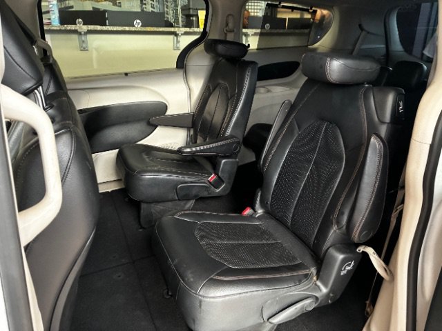Used 2020 Chrysler Pacifica Touring-L FWD image 29