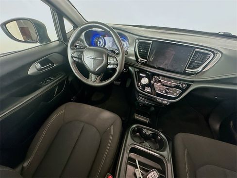 Used 2023 Chrysler Pacifica Touring image 9