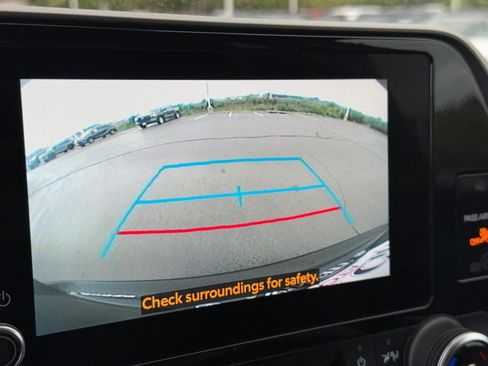 Used 2023 Toyota Highlander LE FWD image 22
