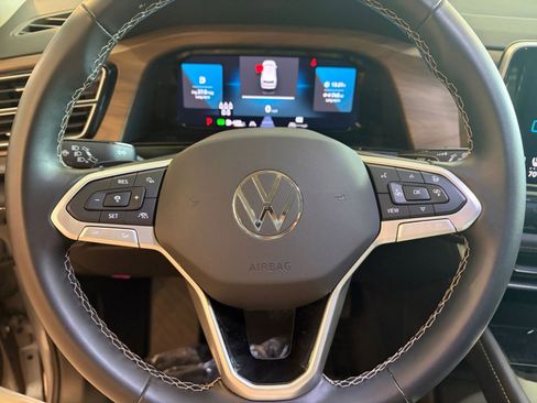 Used 2025 Volkswagen Atlas SE image 28