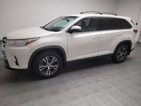 Used 2019 Toyota Highlander LE w/ Carpet Mat Package (TMS) FWD image 2