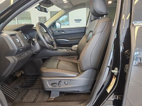 Used 2025 Nissan Pathfinder SL AWD/4WD image 14