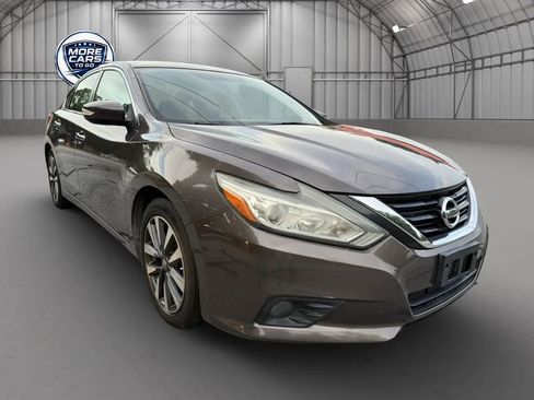 Used 2017 Nissan Altima 2.5 SL w/ Moonroof Package FWD image 8