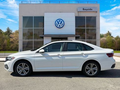 Certified 2023 Volkswagen Jetta SE w/ Panoramic Sunroof Package FWD image 5