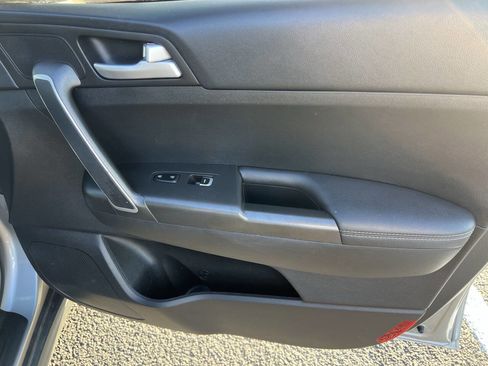 Used 2022 Kia Sportage LX image 9