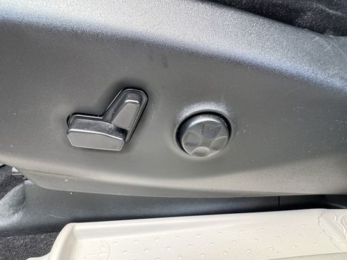 Used 2024 Chrysler Pacifica Touring-L FWD image 10