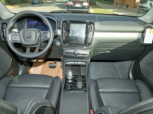 New 2026 Volvo XC40 B5 Plus w/ Protection Package Premier image 23