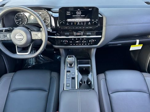 New 2025 Nissan Pathfinder SL image 4