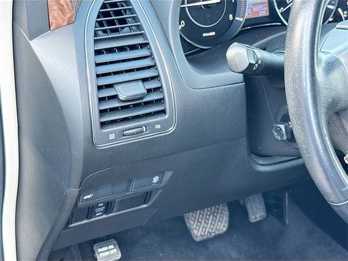 Used 2020 Nissan Armada SL image 11