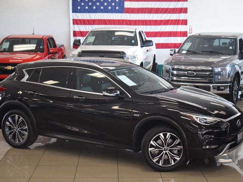 Used 2018 INFINITI QX30 Premium w/ Navigation Package image 3