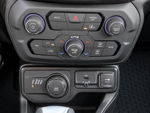 Used 2023 Jeep Renegade Altitude w/ Sun/Sound Group AWD/4WD image 21